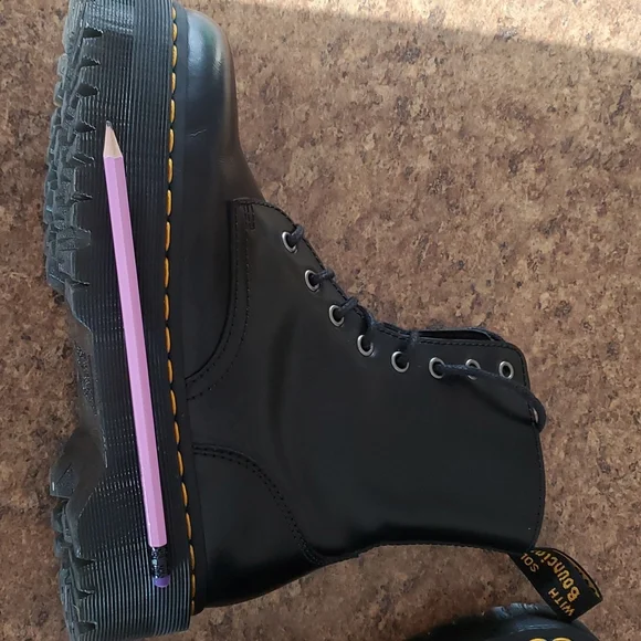 Jaden Doc Martin, size 9 Ladies - Picture 4 of 5